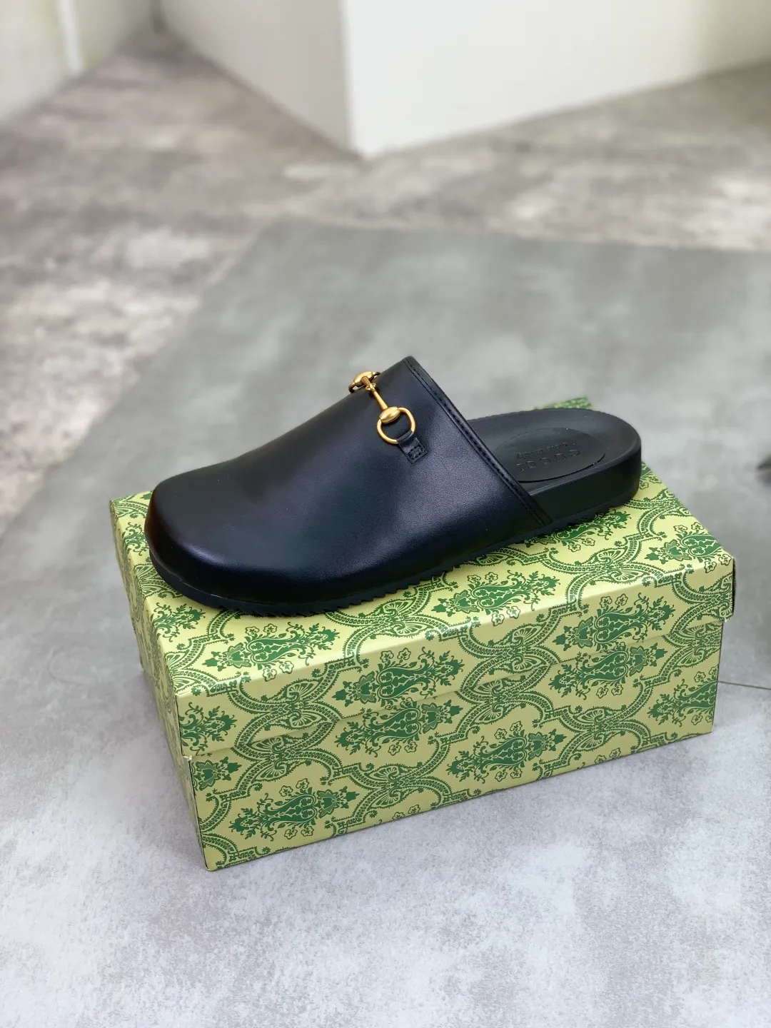 Men's shoes💰P340 💰[New model] Gucci half-drag business leather shoes hot selection (Gucci) official website latest Gucci half-drag business leather shoes, hot style 💥The version is simple and elegant, exclusive for trendy men. Unique official website latest brand original double G Embossed elements 👑 Original Gucci decoration, fashionable and elegant, original calfskin fabric ✅ Fully imported first-layer cowhide lining, wear-resistant, rubber business outsole specified on the official website, actual shot of the classic model at the counter 🎬 Size: 35-44 5⃣️colors available